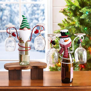 Botellas de vino y estante para copas para las vacaciones de Navidad