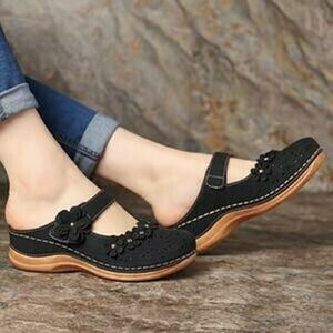 Zapatos de plataforma con flores esculpidas
