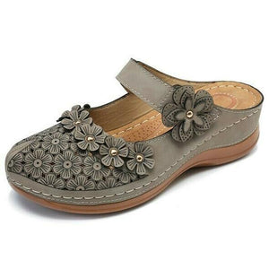 Zapatos de plataforma con flores esculpidas