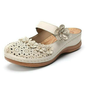 Zapatos de plataforma con flores esculpidas