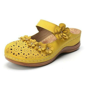 Zapatos de plataforma con flores esculpidas