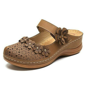 Zapatos de plataforma con flores esculpidas