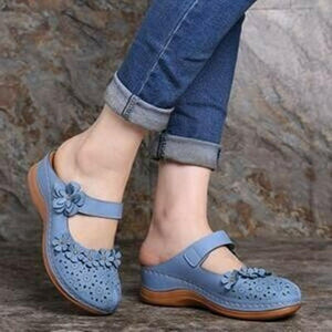 Zapatos de plataforma con flores esculpidas