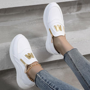 Zapatos con decoración de letras de punta redonda de moda