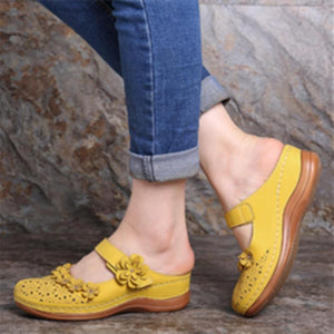 Zapatos de plataforma con flores esculpidas