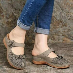 Zapatos de plataforma con flores esculpidas