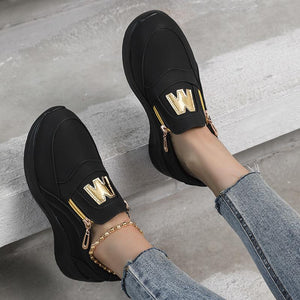 Zapatos con decoración de letras de punta redonda de moda