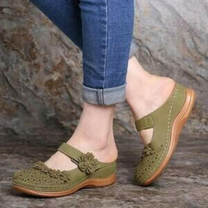 Zapatos de plataforma con flores esculpidas