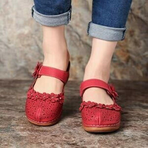 Zapatos de plataforma con flores esculpidas