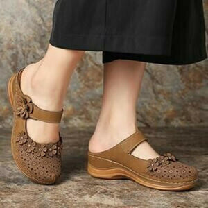 Zapatos de plataforma con flores esculpidas