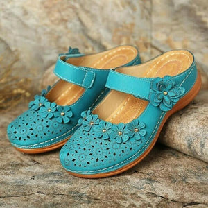 Zapatos de plataforma con flores esculpidas